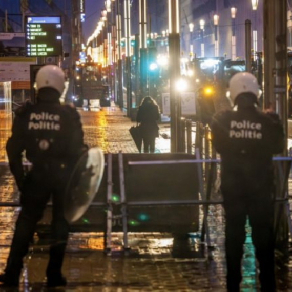Sirene, zatvoreni putevi i tuneli: Traktori paralisali grad FOTO/VIDEO
