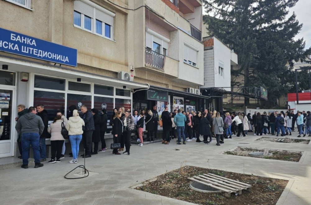 Vaspitači i radnici predškolskih ustanova ispred Poštanske štedionice u Leposaviću