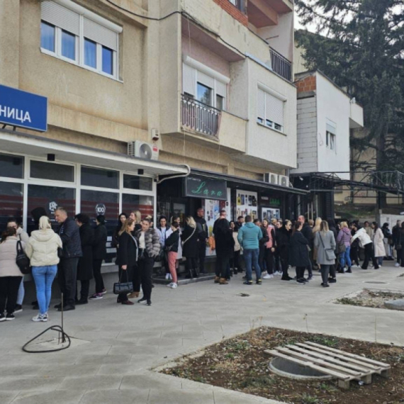 Vaspitači i radnici predškolskih ustanova ispred Poštanske štedionice u Leposaviću