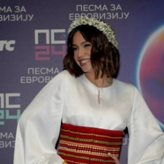 Skandal: Breskvica organizuje ljude da glasaju za nju i za to im plaća?