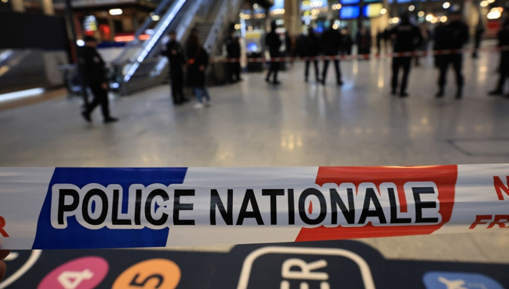 Terrifying knife attack in the subway: Multiple injured; Police on high alert