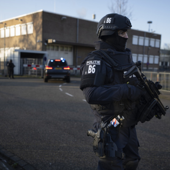 Eksplozija u četiri zgrade; na dve ispisano "rat"