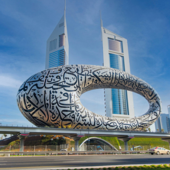 92 sata u Dubaiju: Leteća tuna u džinovskoj krofni FOTO