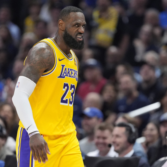 Lebron je neuništiv – veliki preokret Lejkersa u derbiju Los Anđelesa VIDEO