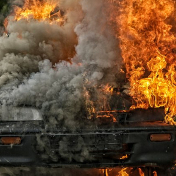 Automobil u plamenu kod "Lepe Brene": Vatrogasci hitno izašli na teren VIDEO