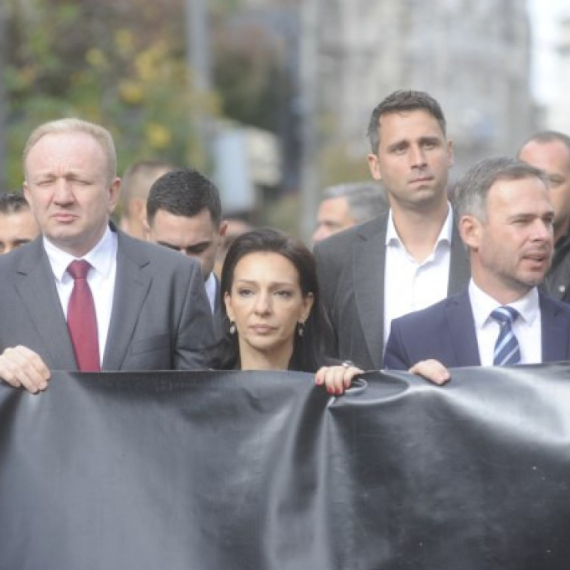 Debakl opozicije u dve slike: Najavili "sveopšti narodni ustanak", skupili 680 ljudi iz cele Srbije