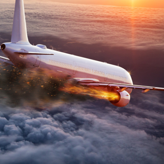 Avion prizemljen nakon udarca: Putnici u panici; Dramatični snimci FOTO/VIDEO