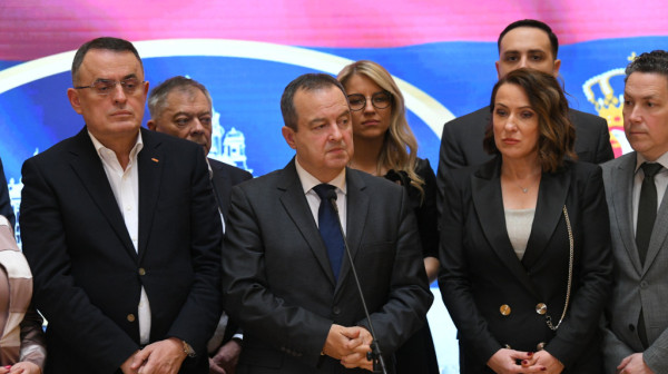 Politički majstori sedenja na dve stolice ponovo vešto kalkulišu