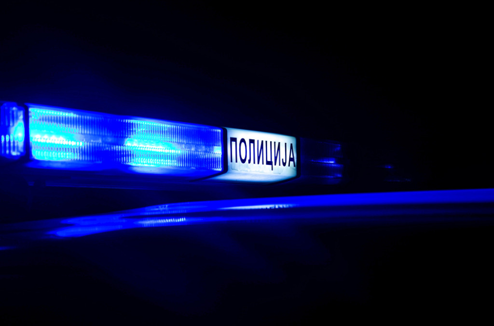 Pijan i pod uticajem lekova udario u tri parkirana automobila