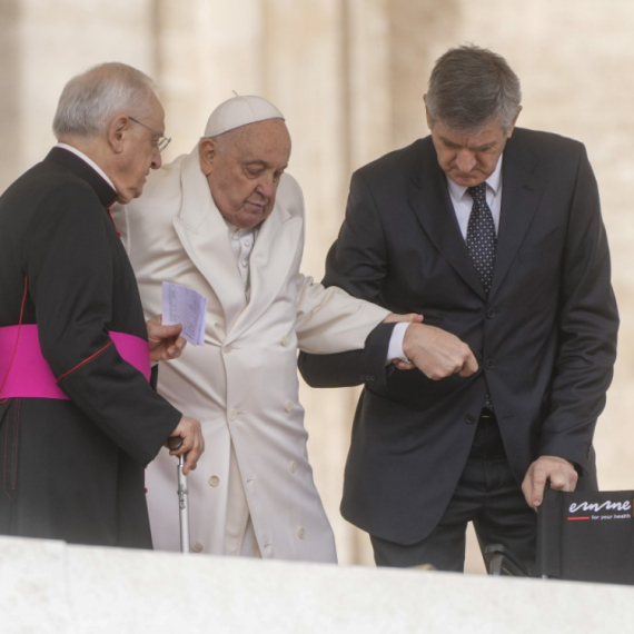 Papa Franja skratio govor, ne oseća se dobro