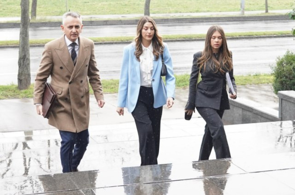 Brojne kolege podržale Anđelu Jovanović ispred suda FOTO
