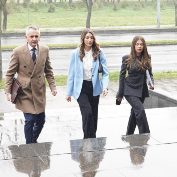 Brojne kolege podržale Anđelu Jovanović ispred suda FOTO