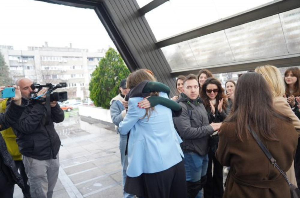 Emotivni susret Milene Radulović i Anđele Jovanović ispred suda FOTO