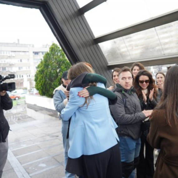 Emotivni susret Milene Radulović i Anđele Jovanović ispred suda FOTO