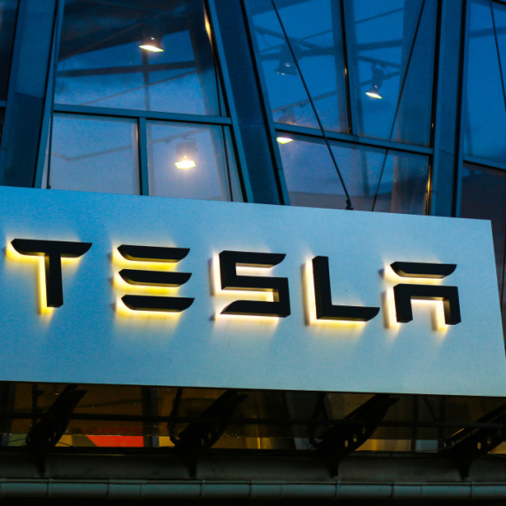 Tesla gubi stotinu miliona evra