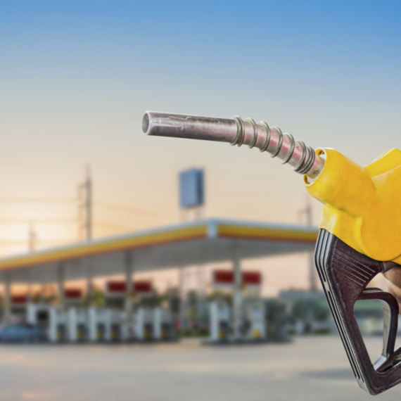 Haos na pumpi! Vozači sipali benzin, a dobili vodu – desetine automobila u kvaru
