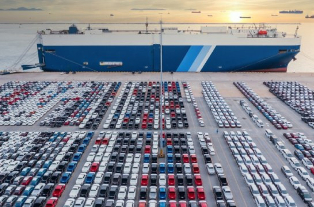 Potonuo brod sa 4.000 vozila: Za požar kriva baterija električnog automobila?