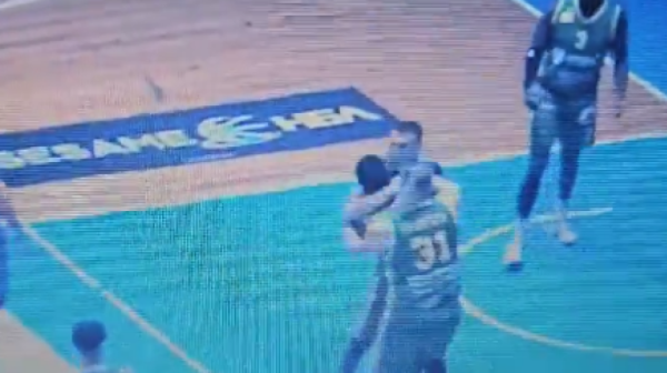 Lopta u glavu, pa davljenje – Bugarin napao bivšeg NBA igrača VIDEO