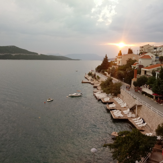 Mala uvala između Bosne i Hrvatske je neotkriveni dragulj: Kristalno plavo more, pristupačne cene, a bez gužve