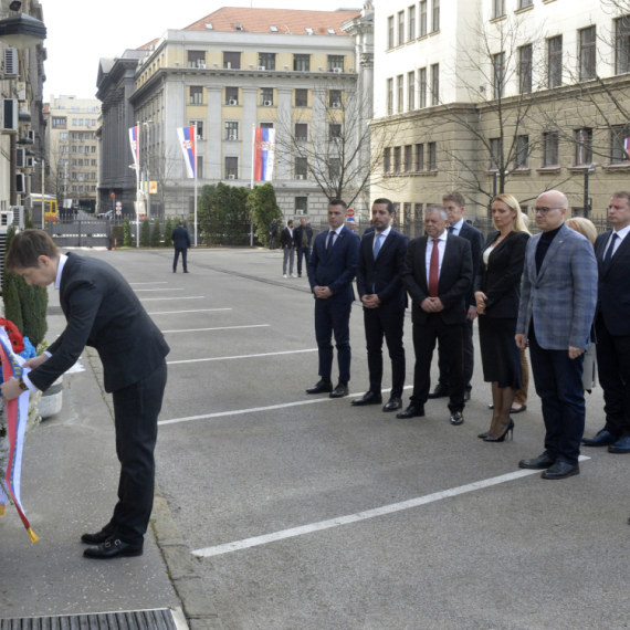Ana Brnabić i članovi vlade položili vence povodom godišnjice ubistva Đinđića