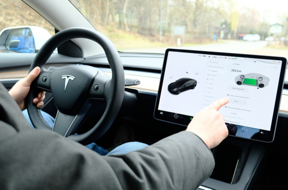 U rikverc: Vozači žele manje ekrana, a više dugmića u automobilu