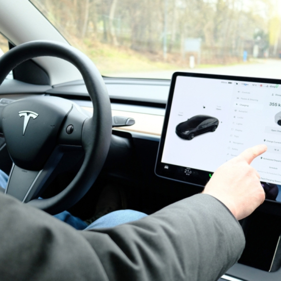 U rikverc: Vozači žele manje ekrana, a više dugmića u automobilu