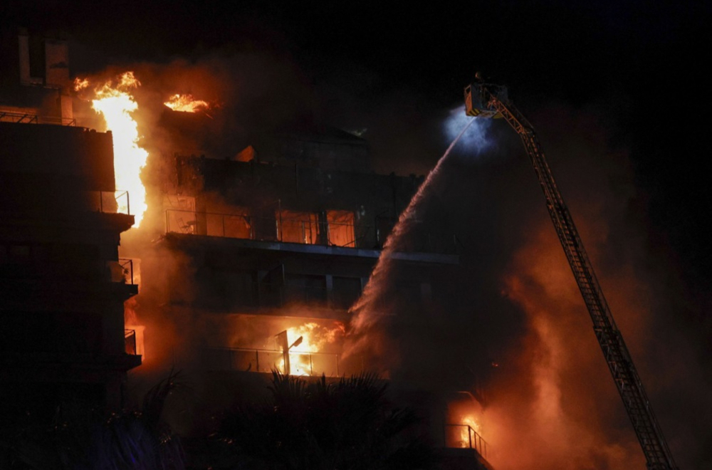Požar u zgradi: Poginulo najmanje 10 ljudi FOTO/VIDEO