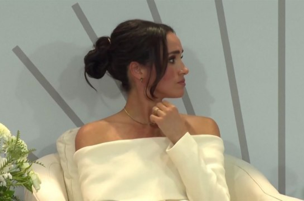 Dok se sve na dvoru "raspada", Megan Markl radi na promociji svog brenda