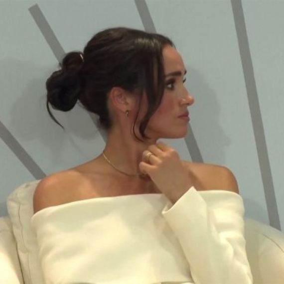 Dok se sve na dvoru "raspada", Megan Markl radi na promociji svog brenda