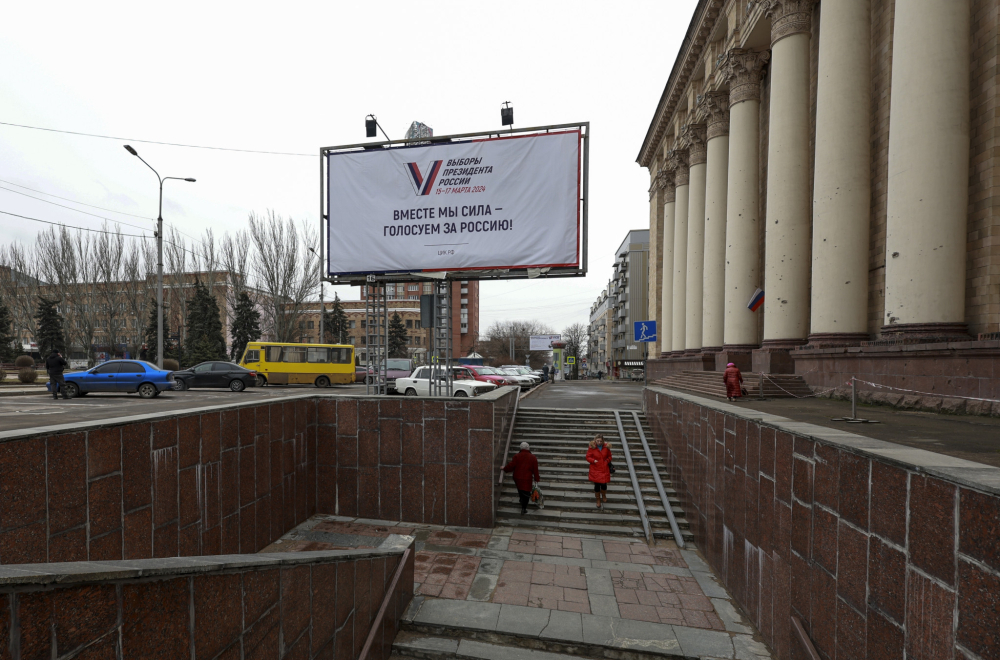 Vojska ulazi u kuće i nosi kutije; "Hoćete li glasati za Putina.."