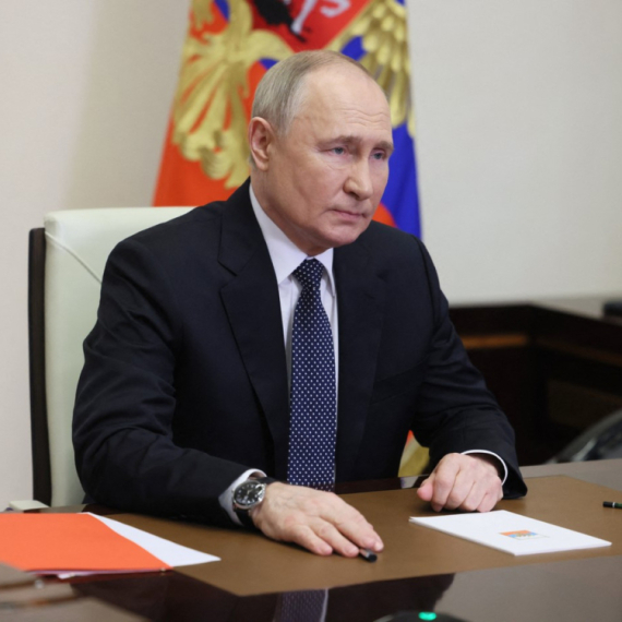 Putin glasao; Odlučio se za elektronsko glasanje VIDEO