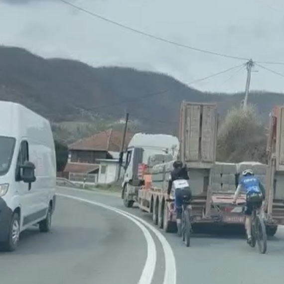 Neverovatan prizor na jednoj od najopasnijih srpskih deonica: Vozači ostali u šoku FOTO