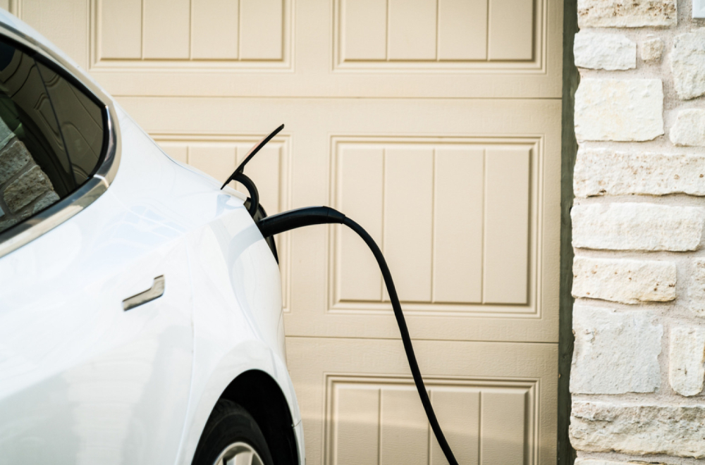 Automobilski haos: Električni snovi se ruše, a benzinci se vraćaju na velika vrata?