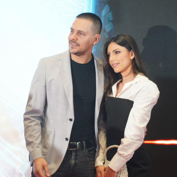 Prva porodična fotka: Ivana i Miloš Biković sa sinom FOTO