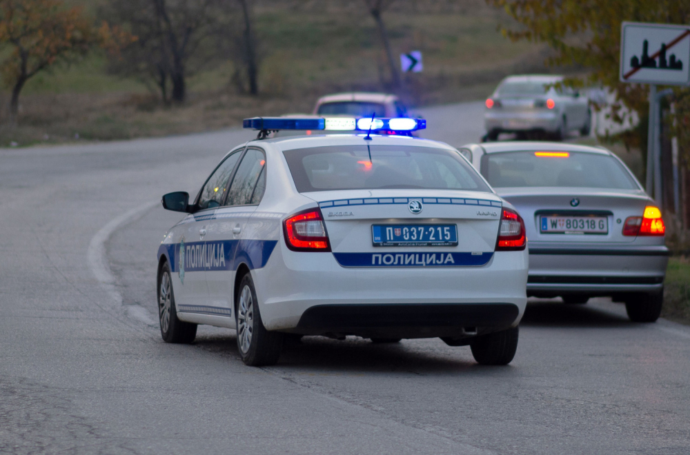 Vozio neregistrovan Passat bez dozvole, pa izazvao udes – policija mu oduzela automobil