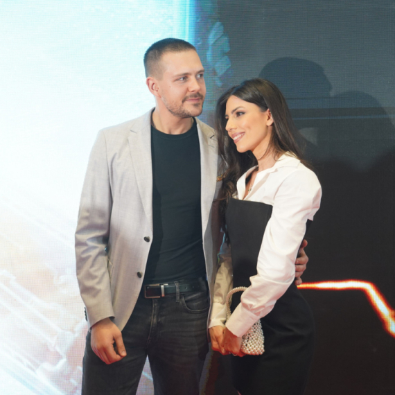Biković raznežio fotografijama: Uživa u šetnji sa naslednikom FOTO