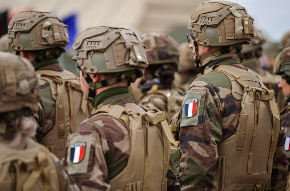 France in a panic - they are afraid? Long barrels and the army on the streets PHOTO