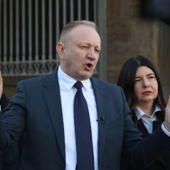 Mediji: Đilas priča o nasilju nad ženama, a supruga ga prijavila da ju je tukao VIDEO