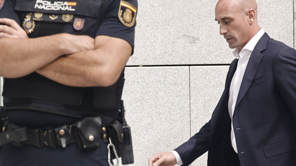 Šamar španskom fudbalu  – Rubijales izbegao hapšenje, Pikeova firma pod istragom