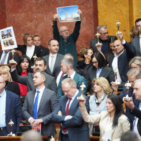 Disgraceful behavior of Djilas' list: They fought, beat and threw toilet paper VIDEO