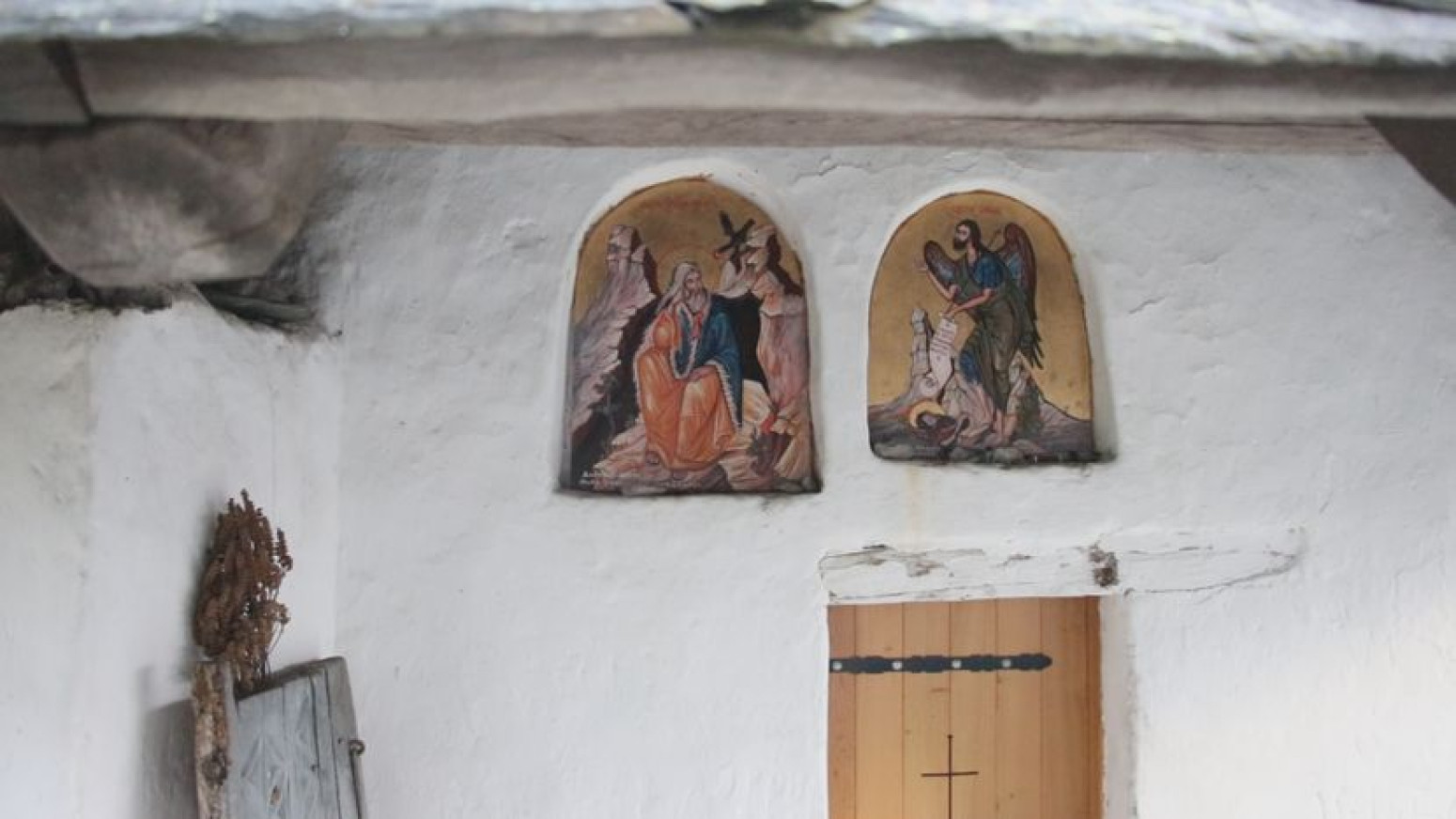 Najmanja crkva u Srbiji: Podignuta na strmoj steni u klisuri FOTO