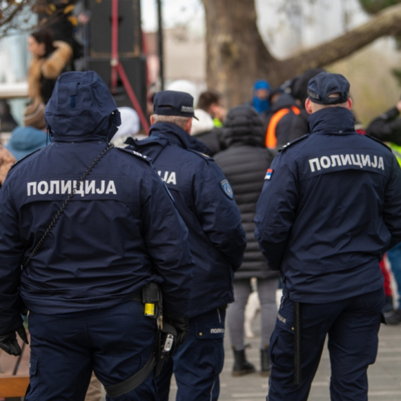 Policija u tržnim centrima: Pojačane bezbednosne mere FOTO