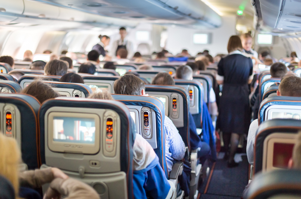 Drama u avionu: Ljudi su padali u nesvest FOTO/VIDEO