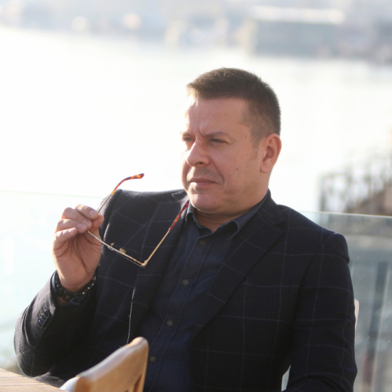 Vlado Georgiev "rešio" Pitagoru i Aristotela: Pevač ponovo o ravnoj Zemlji FOTO