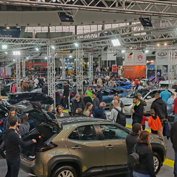 Nedelja na sajmu: Ljubav prema automobilima jača od kiše FOTO