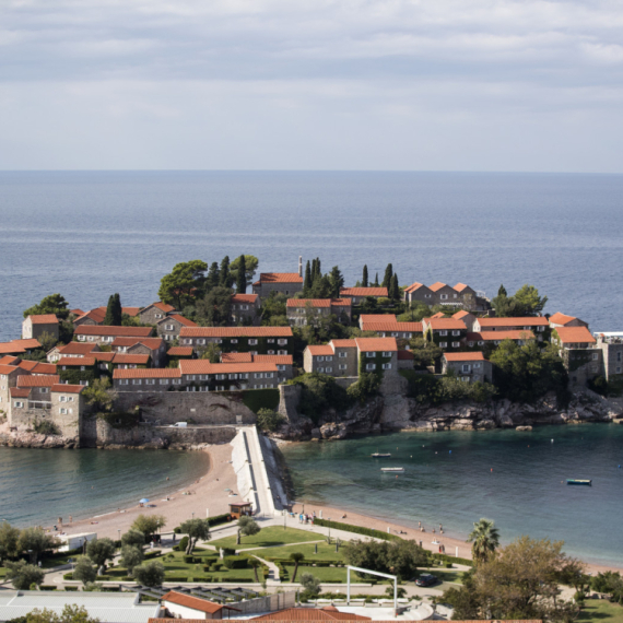 Biser Jadrana ponovo dočekuje posetioce: Otvaraju se Sveti Stefan i Vila Miločer