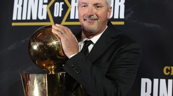 Toni Kukoč gleda Partizan u Areni