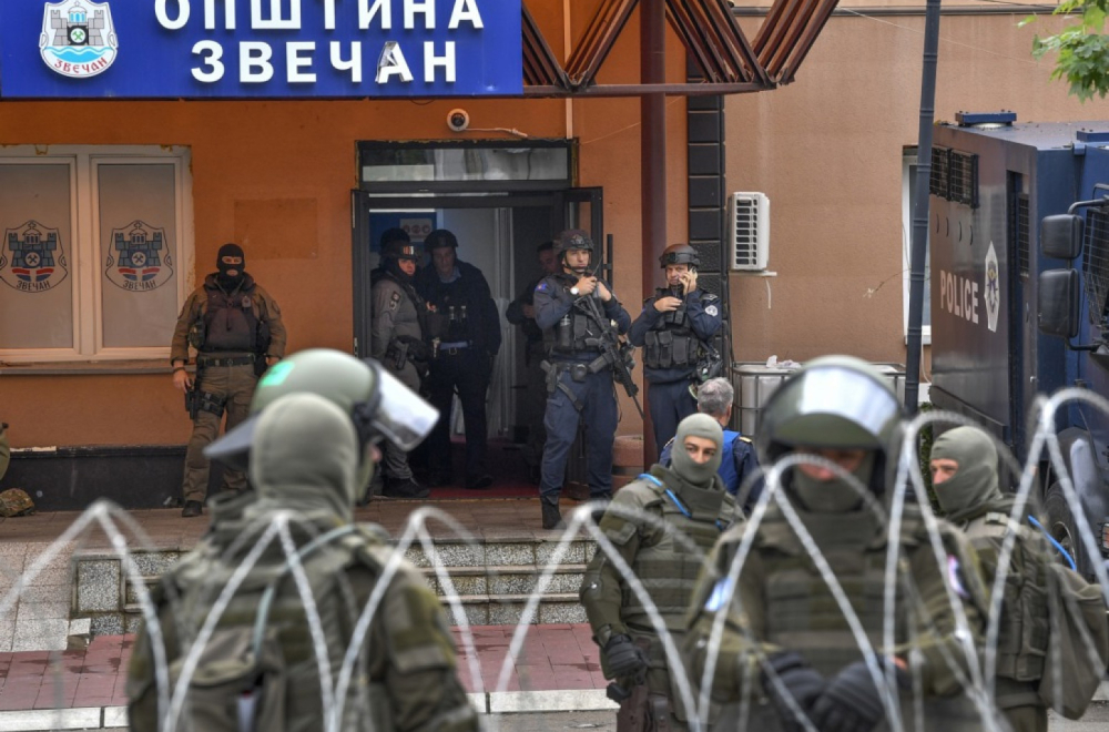 Tzv. kosovska policija uklonila ogradu i ćiriličnu tablu sa zgrade opštine Zvečan VIDEO
