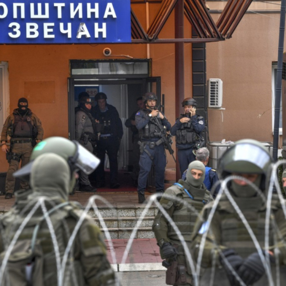 Tzv. kosovska policija uklonila ogradu i ćiriličnu tablu sa zgrade opštine Zvečan VIDEO