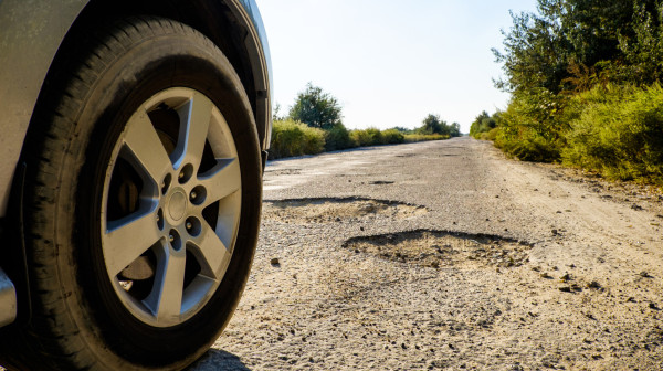 Jedna rupa na putu može napraviti haos na automobilu: Evo šta prvo strada